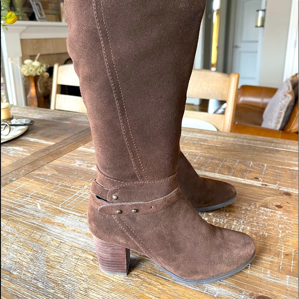 Brown  Suede  knee high Boots. Excellent condition and very comfortable